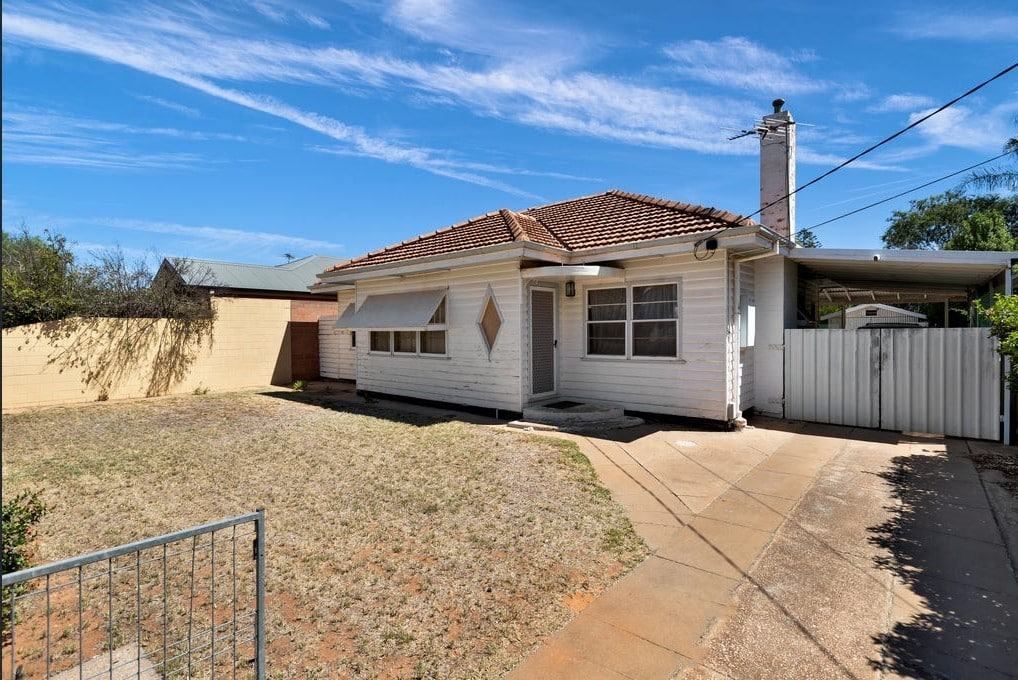 Photo of a a house in a neighborhood.